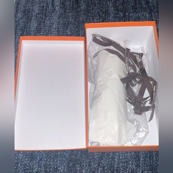 Hermes shoe Box with ribbon. - Picture 2 of 5